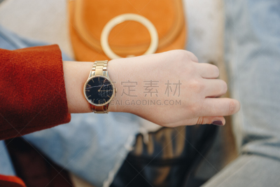 腕表,拿着,模拟设备,零钱包,时尚,衣服,特写,青年人,黄金,羊皮