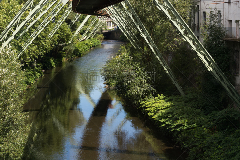 The supporting framework of the Wuppertaler suspension railway consists of a steel framework with inclined supports and suspended steel bridges so-called Rieppelträger.