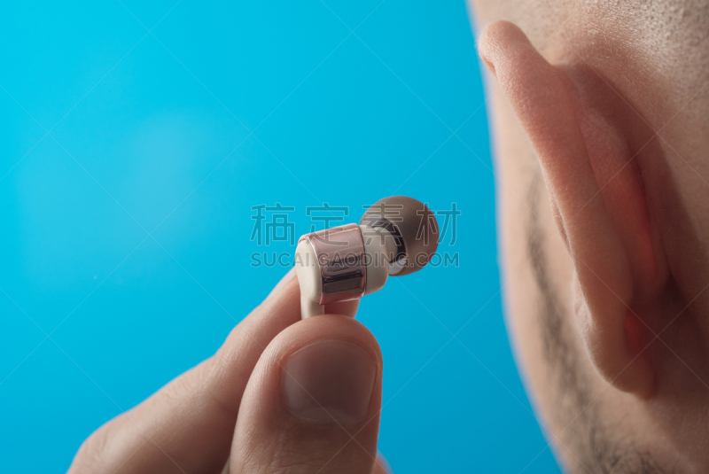 小的,人的耳朵,手,男性,耳麦,蓝色背景,健康保健,部分,医学检测,助听器