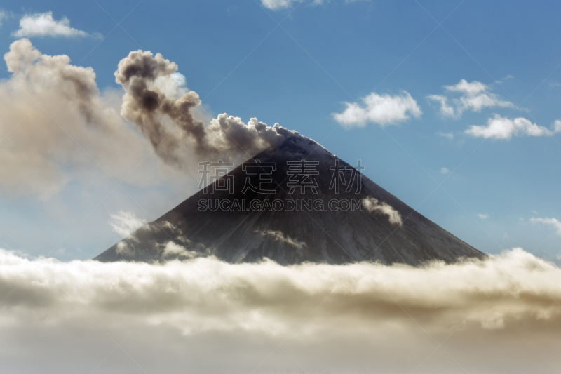 切罗卢莱拉科火山,堪察加半岛,火山渣锥,堪察加山脉,喷气孔,火山岩,活火山,浓烟,火山口,灰