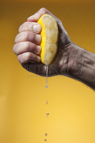 手,柠檬,速度滑冰,一半的,男人,垂直画幅,水果,无人,酸味,果汁