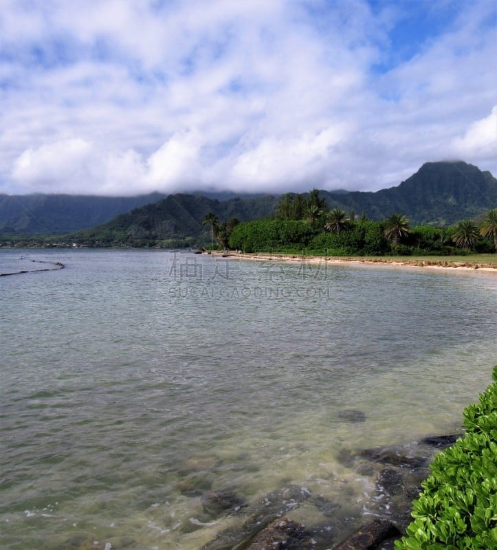 Situated on the 150-acre peninsula of Kualoa Point on the north side of Kualoa Bay, this is great for swimming when the surf is not too large. Rising above this very scenic beach is the cliff called Paliku, which means “Vertical cliff,” and the beach has 