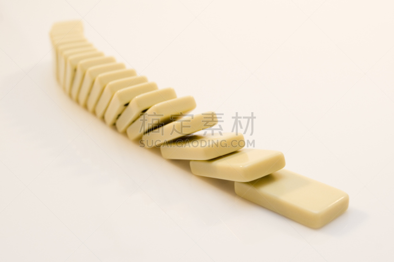 多米诺效应,式样,桌子,水平画幅,进行中,白色背景,特写,业余爱好,影棚拍摄,骨牌