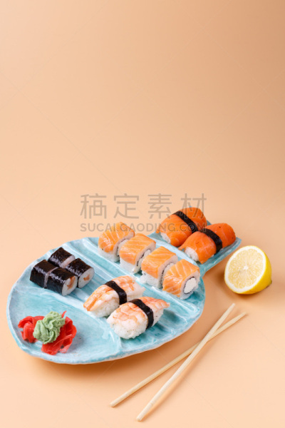 鱼类,盘子,寿司,小圆面包,酥炸鱼,寿司卷,生鱼片寿司,鱼子酱,裹面包屑,生鱼片