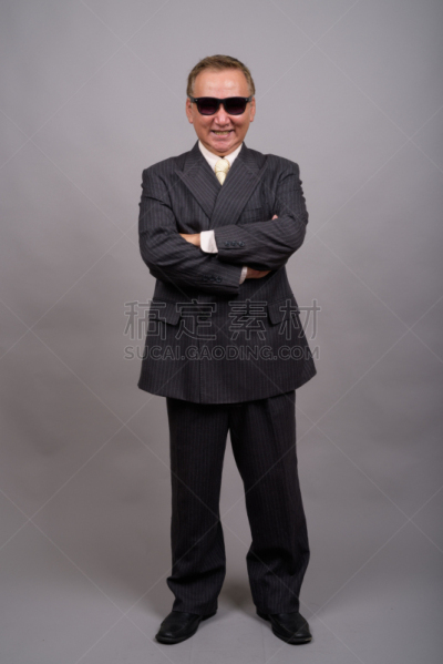 男商人,影棚拍摄,太阳镜,灰色背景,中老年人,酷,衣服,看,日本黑帮,双臂交叉