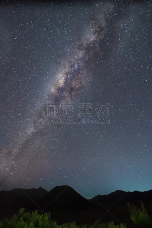 天空 夜晚 山 背景 在上面 银河系 垂直画幅 星系 望远镜 科学图片素材下载 稿定素材