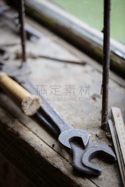 厚木板,窗户,活动扳手,垂直画幅,建筑设备,户外,仅成年人,工匠,建筑业,工业