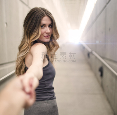 女人,狗链,男人,美,褐色,水平画幅,美人,手牵手,伴侣,户外