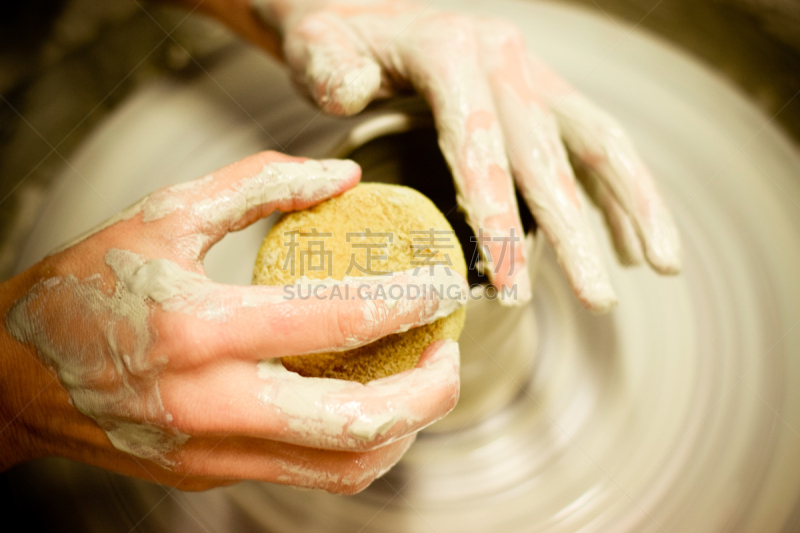 陶瓷工艺品,陶工旋盘,表现主义,艺术模特,面无表情,纯净,仅成年人,现代,设计