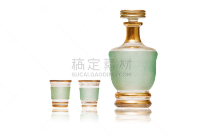 玻璃水瓶,玻璃杯,两个物体,玻璃瓶,水瓶,水平画幅,绿色,玻璃,含酒精饮料,背景分离