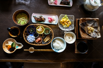 格子烤肉,盐渍食品,海草,鱼类,早餐,桌子,日本,木制,盘子,汤