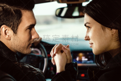 异性恋,汽车,爱的,副驾驶座,方向盘,皮茄克,透过窗户往外看,陆用车,男性,仅成年人