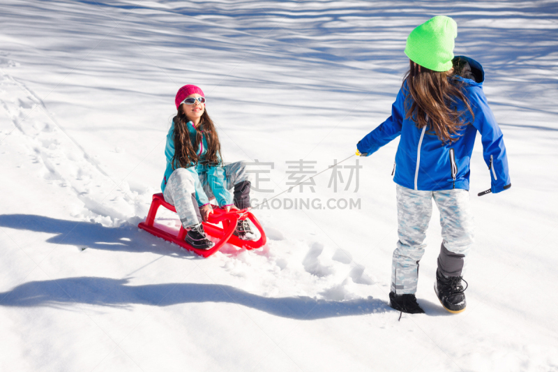 女孩,雪橇,姐妹,兄弟姐妹,雪橇滑学,正面视角,重的,雪,努力,冬衣