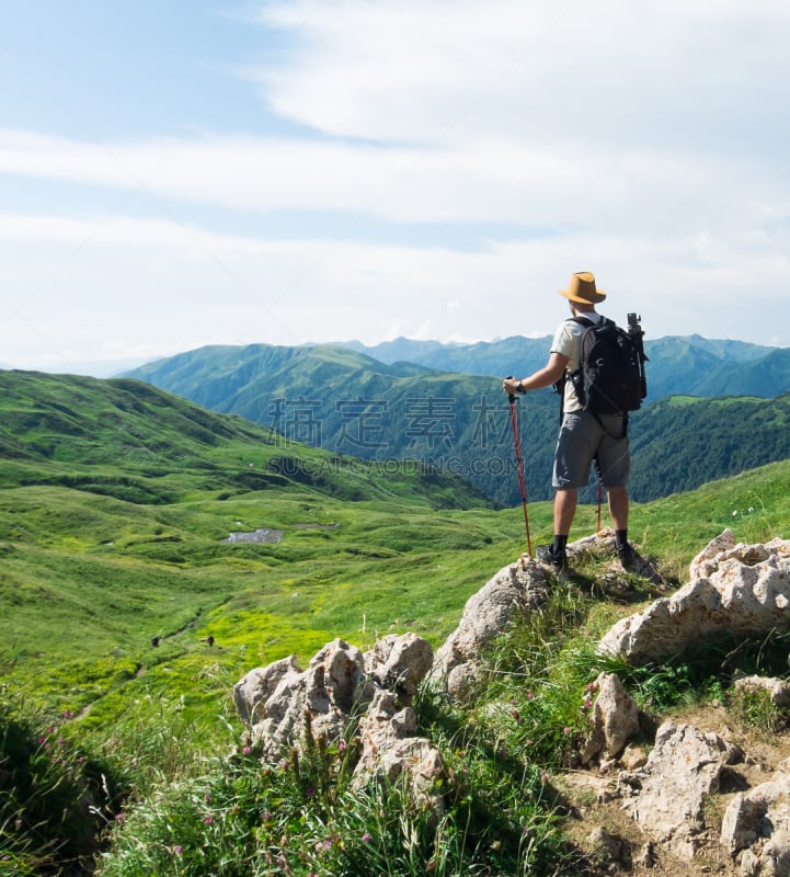 徒步旅行,背包,男性,垂直画幅,天空,山,旅行者,夏天,户外,白人