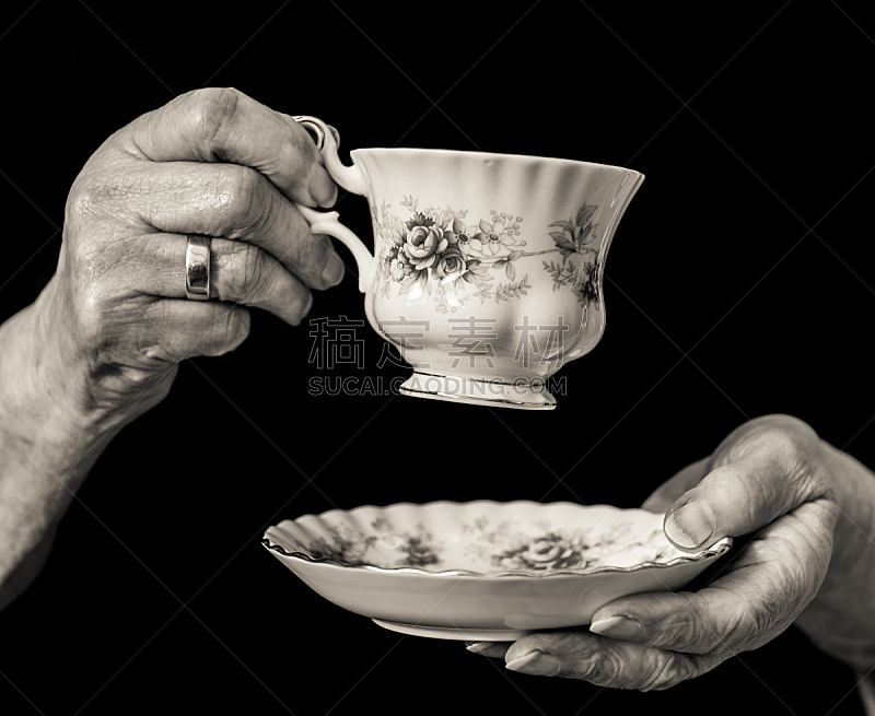 茶杯,传统,茶碟,拿着,老年女人,手,羊毛帽,下午茶,仅一个老年女人,饮料