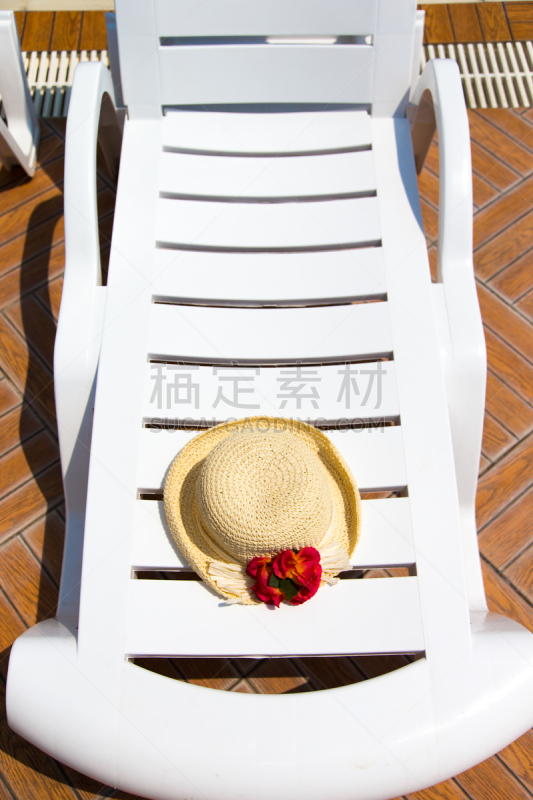 游泳池,sun lounger,垂直画幅,水,休闲活动,户外,金属,安全,居住区,楼梯