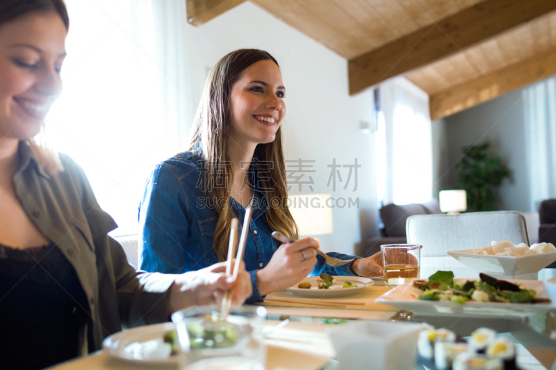 两个人,青年女人,家庭生活,日本食品,自然美,米,拿着,日本人,仅一个女人,鱼类