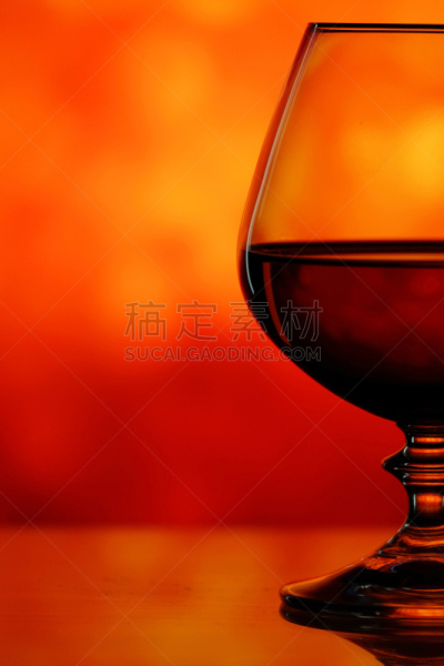 白兰地酒杯,运动模糊,垂直画幅,饮食,夜晚,无人,散焦,白兰地,斑点,玻璃