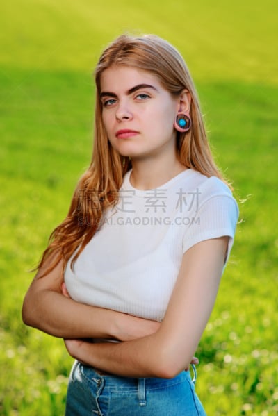 木制,隧道,人的耳朵,注视镜头,青年人,垂直画幅,肺叶,美人,珠宝