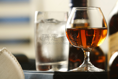 葡萄酒,郁金香蛋糕,图像,白兰地酒杯,马提尼酒杯,开胃酒,橄榄,喝醉的,接力赛,前面