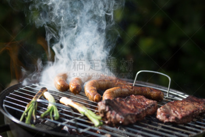 香肠,烤肉架,猪肉,小洋葱,小香肠,熏香肠,维也纳香肠,烧烤猪肉,烤猪肉,餐具