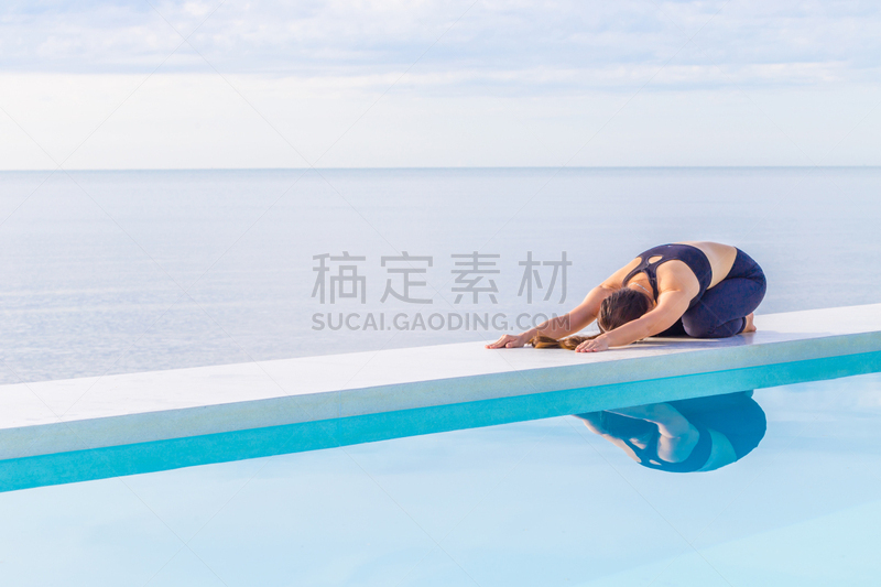 海滩,瑜伽,舒服,女人,概念,婴儿式,放松,练习,触摸