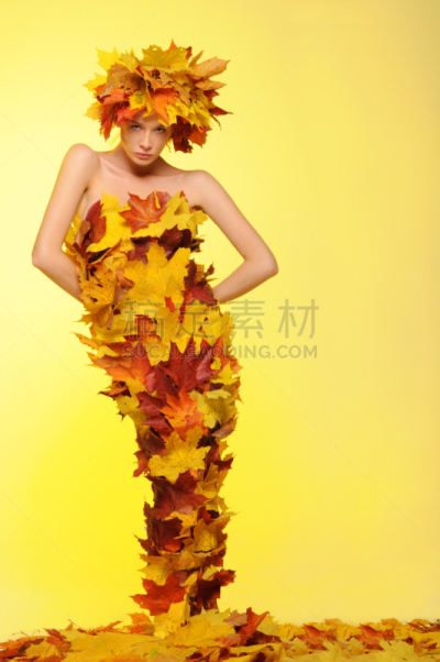 叶子,女人,秋天,毕业礼服,垂直画幅,美,褐色,优美,美人,白人