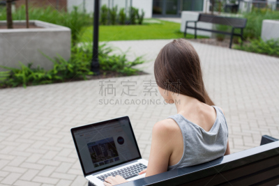 现代,笔记本电脑,银,青年女人,流动的行人,商务休闲,多重任务,家庭生活,仅成年人,技术