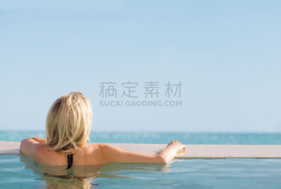 女人,无边际泳池,水,天空,美,度假胜地,休闲活动,水平画幅,美人,游泳池