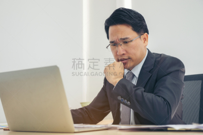 计算机软件,男商人,计算机,书桌,商务,沮丧,办公室,笔记本电脑,工作,碰撞
