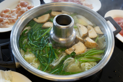 寿喜烧,水平画幅,膳食,锅,沸腾的,食用菌,汤,餐馆,热,蔬菜