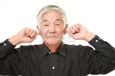 噪声,日本人,老年人,男人,悲痛,水平画幅,耳盘,情绪压力,不关心,长袖衫