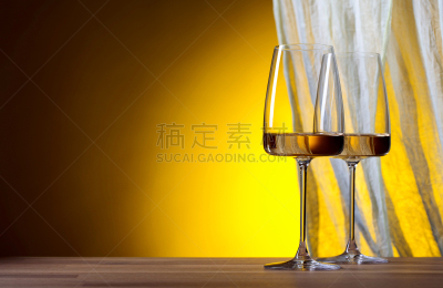 葡萄酒,玻璃杯,黄色背景,饮料,寒冷,含酒精饮料,水晶玻璃器皿,窗帘,纺织品,华贵