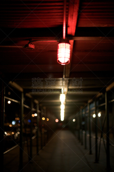 红灯,夜晚,垂直画幅,选择对焦,无人,城市生活,怪异,建筑业,纽约,彩色图片