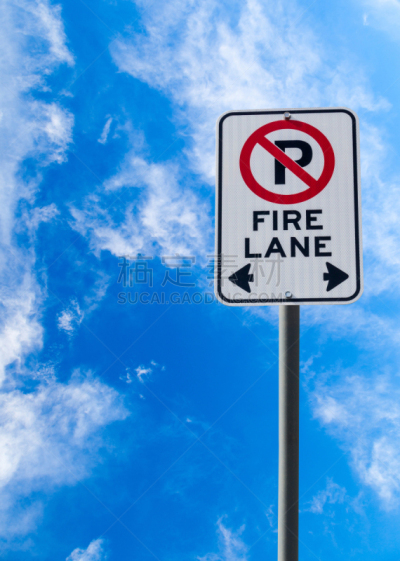 燃点标志,禁止泊车,天空,蓝色,违规停车罚单,拖拽,停车场,停止标志,垂直画幅