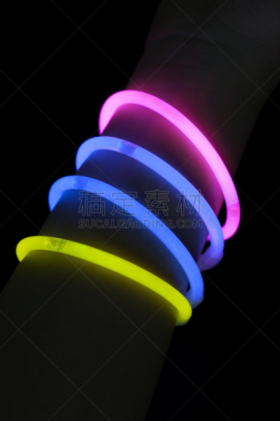 荧光棒,手镯,化学反应,垂直画幅,装管,组物体,塑胶,特写,明亮,发光