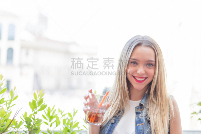 幸福,鸡尾酒,夏天,日光,仅一个女孩,户外,白昼,美,青少年,留白