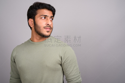 灰色背景,印度人,青年人,健美身材,影棚拍摄,男人,男性美,三节长套筒,扭头看,胡茬
