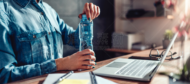 水瓶,办公室,女人,塑胶,技术,现代,瓶子,饮用水,商业金融和工业,拿着