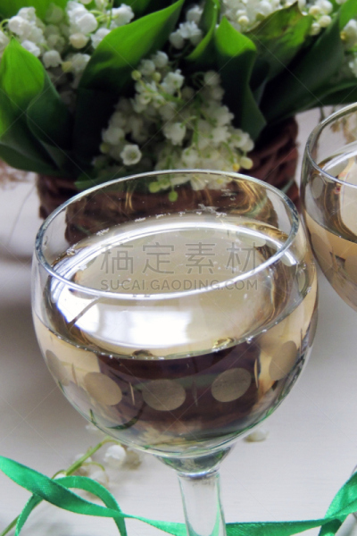 玻璃,白葡萄酒,阿维尼翁戏剧节,阿里高特,德国咸猪肘,玫瑰香葡萄,白雷司令葡萄,亚维尼翁,夏敦埃葡萄,酒商