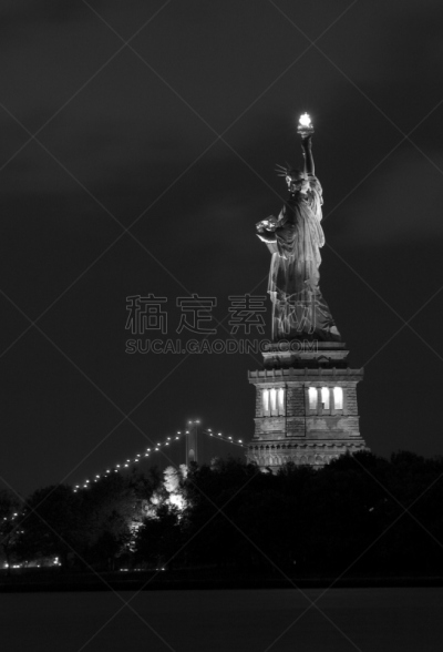 自由女神像,黑白图片,夜晚,埃利斯岛,燃烧的火炬,垂直画幅,纪念碑,公园,无人,符号