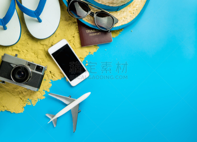 个人随身用品,沙子,夏天,海滩,时尚,蓝色背景,翻盖手机,留白,水平画幅,电话机