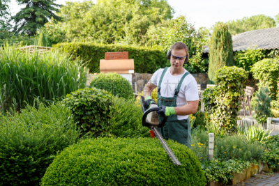 Gärtner bei Gartenarbeit