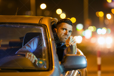 狂怒的,夜晚,青年男人,汽车,路怒,淫秽的手势,司机,挡风玻璃,正面视角,陆用车