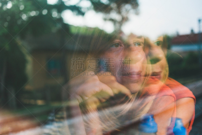 女人,火车,旅游目的地,拉凡他那石拱,青少年,旅行者,夏天,都市风景,青年人,街道