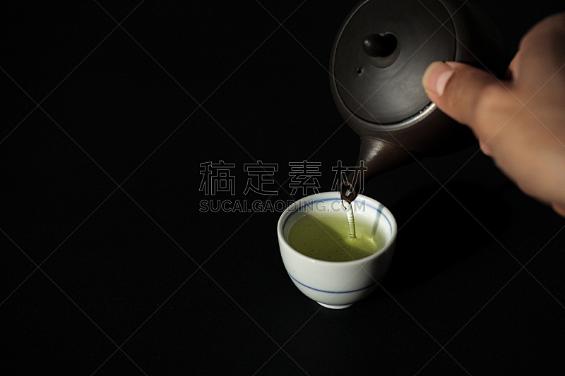 茶杯,绿茶,水平画幅,无人,日本,煎茶,茶,黑色背景,倒,摄影