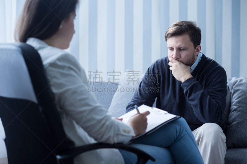 替代疗法,辅导讲座,水平画幅,绝望,心理健康,男商人,心理健康专业人员,沙发,青年人