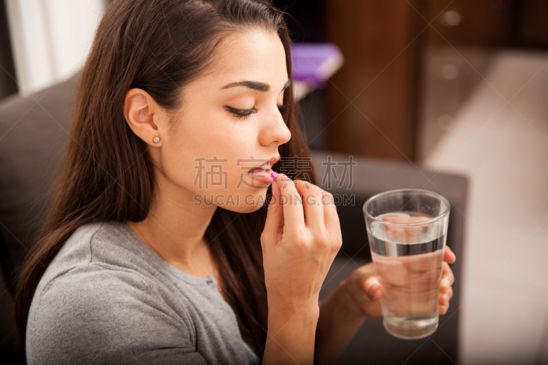 青年女人,避孕药,腹绞痛,胶囊,药丸,维生素,多余,宿醉,过敏药,阿斯匹林