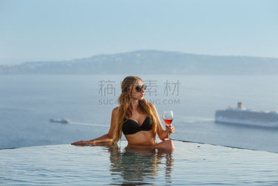 青年女人,游泳池,饮料,含酒精饮料,葡萄酒,华贵,热带气候,玻璃杯,一个人,希腊