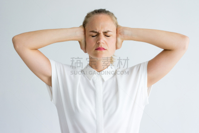 青年女人,注视镜头,手捂耳,头痛,水平画幅,噪声,美人,英格兰,白人,仅成年人